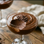 Mousse de chocolate vegana servida em taça de vidro com raspas de chocolate por cima