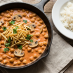 strogonoff de grão-de-bico vegano cremoso servido com arroz branco e batata palha